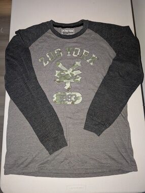 Camo Lettered 'Zoo York' Gray w/ 3/4 Black Sleeves Colorblock Tee. Size Large
